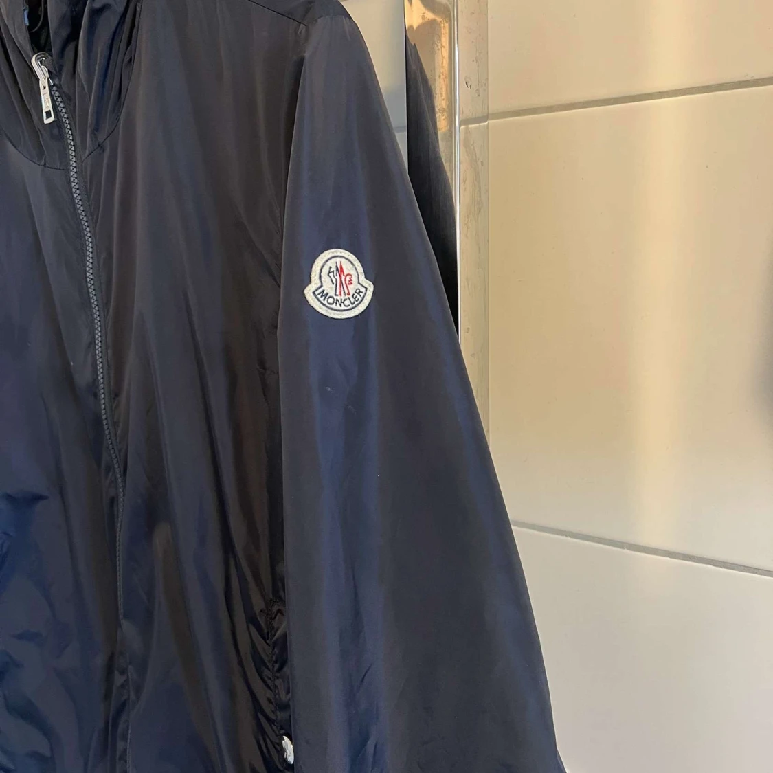 Svart och blå vindjacka från Moncler