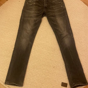 Dondup - Snygga grå/svarta jeans från dondup med nypris på ca 3000. Säljer nu för 1300 pris kan diskuteras