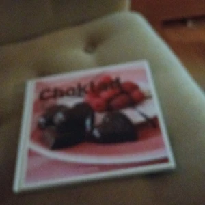 Chokladbok med recept - En bok med fokus på choklad, innehållande olika recept och bilder. Perfekt för chokladälskare som vill utforska nya desserter och bakverk.