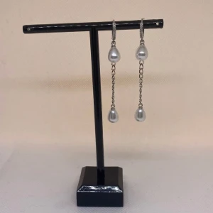 The glitter pearl earrings🤍 - Handgjorda örhängen🤍Pris: 1 st (60kr) 2 st (120kr)