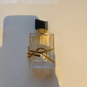 YSL LIBRE  - säljer få jag köpt en ny parfym. På bild två syns hur mkt som är kvar. Kanske något för någon som vill testa innan köp!