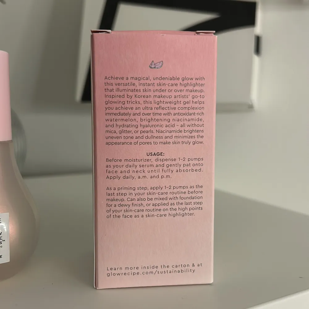 Glow Recipe Watermelon Glow Niacinamide Dew Drops. Innehåller niacinamid och vattenmelonextrakt för att återfukta och ljusa upp huden. Perfekt att använda under eller över smink för en naturlig glow. Använd ca 2-3 gånger men ingenting som märks. Nypris: 419kr.💕. Beauty.