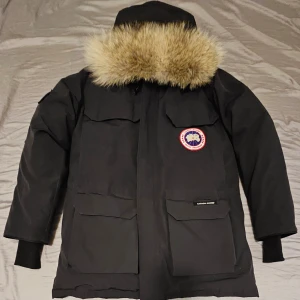 Svart parkajacka från Canada Goose - Säljer en svart parkajacka från Canada Goose äldre modell i perfekt skick. Den är knappt använd storlek S, rekommenderas för den som har M / L.  Har fler bilder max antal var 5. Inga defekter. Pälsen går ej att ta av
