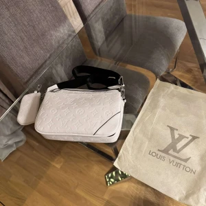 Vit axelremsväska från märket L - Helt ny axelremsväska skock 10/10