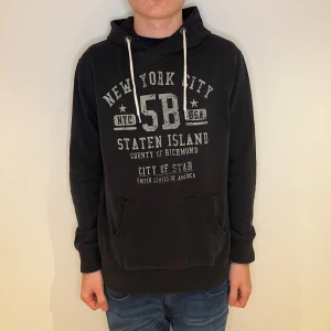 Hoodie herr  - Hoodie herr | Skick: 9/10 | Size - M | Pris - 299kr | Märke - Smog | Fraktar via postnord eller instabox på köparens bekostnad | Hör av dig vid minsta fråga eller fundering // RDL