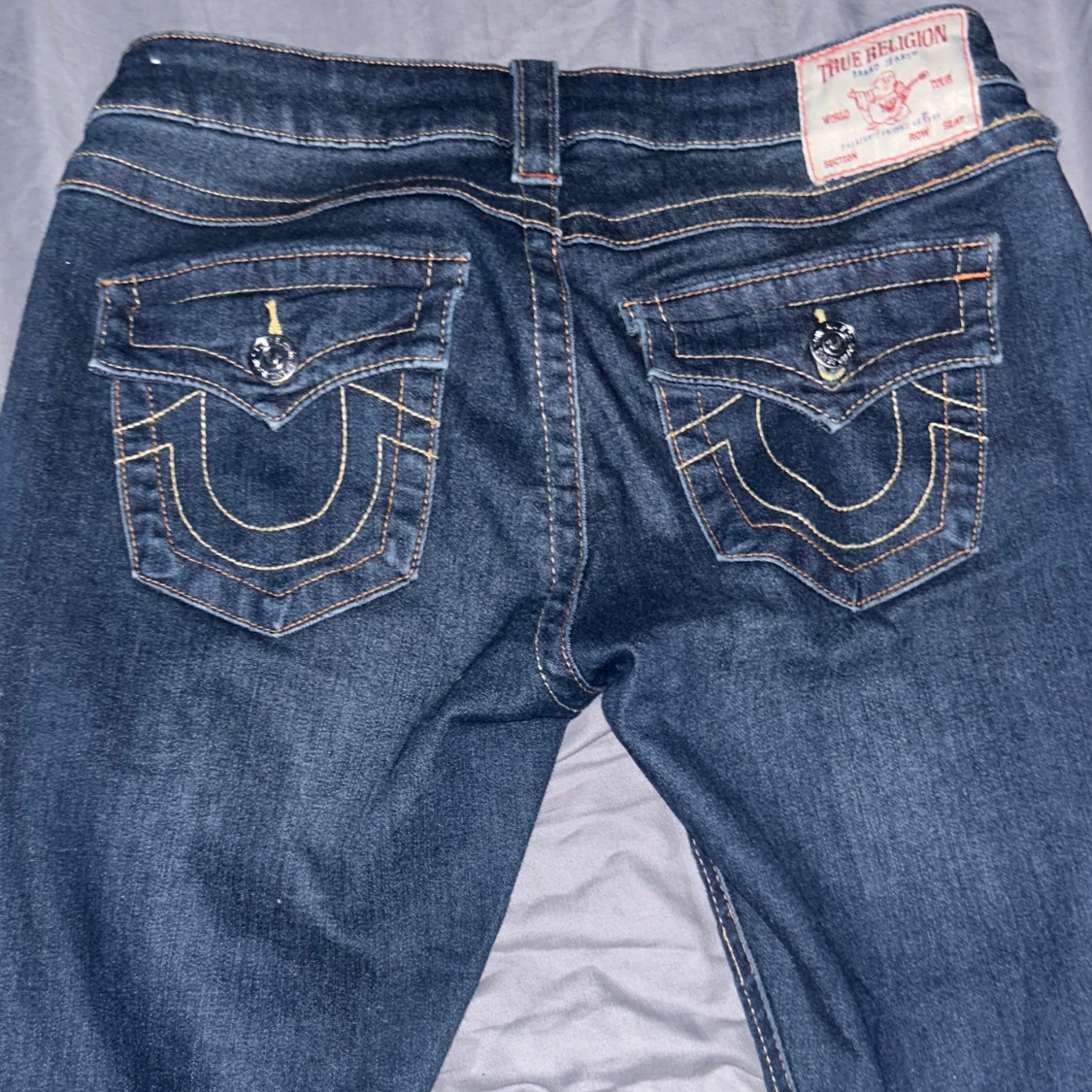 Mörkblå jeans från True Religion