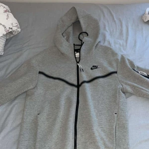 Grå nike tech dress - Säljer en nike tech dress som jag knappt använt och som är i perfekt skick. Pris kan diskuteras 