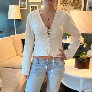 Topp med snörning  - Slutsåld zara topp med korsettknytning 💖