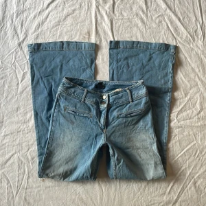 Vintage jeans - Bra skick, de är urtvättade (materialet tunnare än nya jeans)💗 jag är 180 och brukar ha 38/m, mått: midjemått rakt över 37 grenhöjd 23,5 innerbenslängd 80cm, har inga andra bilder 