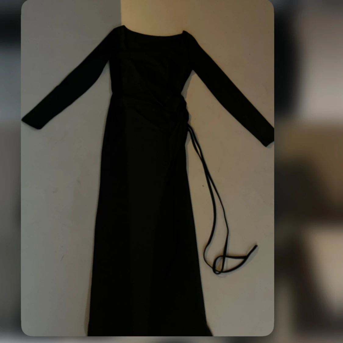 Svart långklänning med knytband