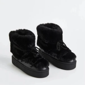 Svarta pälsfodrade boots - Säljer dessa jättefina slutsålda vinterskorna ifrån h&m med hög sula. Skorna finns inte att få tag på då dem såldes förra året💗( skorna sitter bra på mig som har 38/39 )