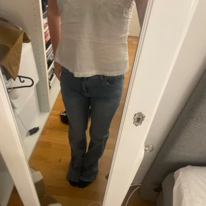 Ljus blå jeans med bootcut - Snygga ljus blåa flared jeans med detaljer på bakfickan köpta i Grekland! Inte säker på storlek men gissar på S då jag har Xs och dem är lite stora på mig.