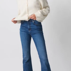 Blå bootcut jeans - Snygga blå bootcut jeans med hög midja. Säljer då de blivit förstora och inte kommer till användning 🤍