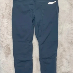 Svarta leggings från Echt - Snygga blå leggings från Echt med en tight passform. Perfekta för träning eller en avslappnad dag. De har en diskret ficka med dragkedja baktill och är tillverkade i ett stretchigt material för extra komfort.