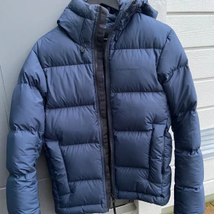 Peak Performance dunjacka S - Riktigt fin och varm jacka från Peak Performance I strl S. Mörkblå färg Väldigt bra skick  Nypris ca 4500kr