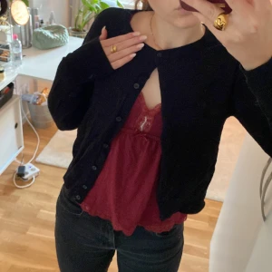 Svart kofta från H&M (kontakta mig innan köp) - Säljer en stilren svart kofta från H&M med knappar framtill. Perfekt för lager-på-lager och passar till många olika outfits. Ett måste i garderoben! Passar xs 