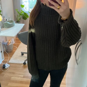 Grön stickad tröja från Urban Pioneers - Säljer en snygg grön stickad tröja från Urban Pioneers. Tröjan har en grovstickad design med långa ärmar och en bekväm passform. Perfekt för kyliga dagar.