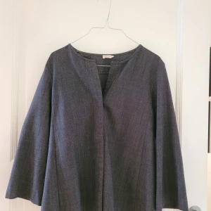 Grå blazer från Filippa K - Elegant grå blazer från Filippa K med en stilren design. Storlek S.