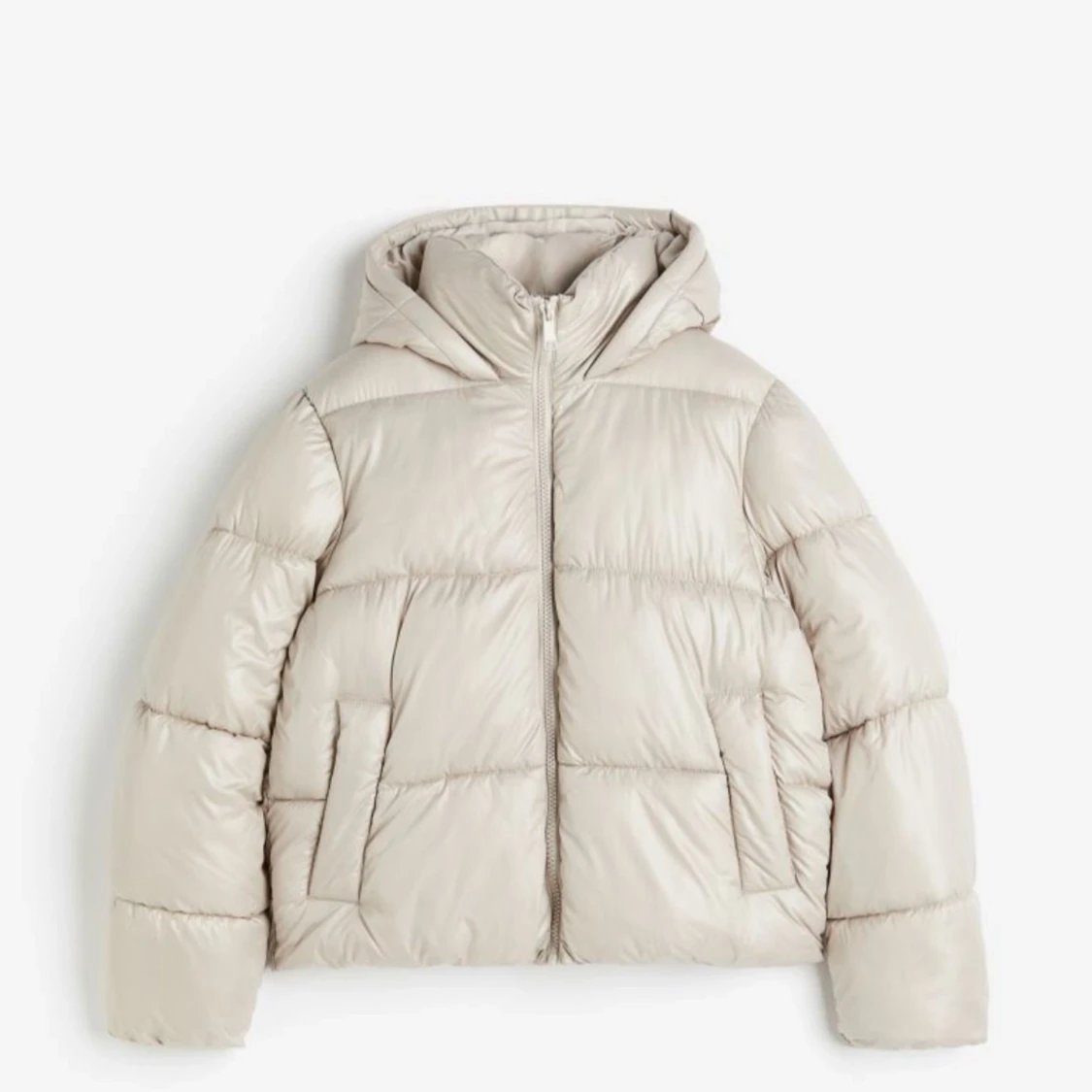 Beige pufferjacka med huva