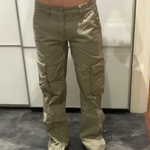 Cargo byxor - Säljer ett par gröna lågmidjade cargo byxor ifrån Gina Tricot i storlek 34!☺️