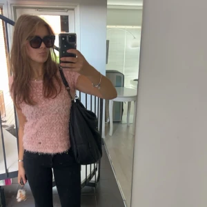 Ida sjöstedt Emile topp - Säljer en söt rosa topp från Ida sjöstedt med unik textur. Toppen har korta ärmar och en rund halsringning, perfekt för att ge en extra touch till din outfit. Passar bra till både jeans och kjol. Har bara prövat på hemma men har inte kommit till användning och säljer därför☺️