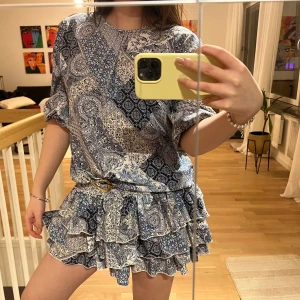 Mönstrad klänning med volanger🩷🩷 - Snygg kortklänning med blått och vitt mönster. Väldigt isabel marant inspirerad skulle jag säga. På bilden har jag klänningen med ett skärp (som inte följer med på köpet) Storlek s:)