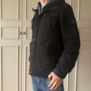 J.Lindeberg fieldjacka - Säljer nu denna fieldjacka från J.Lindeberg I ett väldigt bra skick! Perfekt för kyligare dagar! Jackan är slutsåld överallt och nypris ligger på ungefär 3000kr. Modellen är 180 och bär strl S. Fungerar även på någon mindre! Dm vid funderingar och kom med prisförslag!