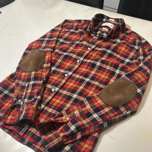 These glory days Flanellskjorta - Skick 10/10, storlek S. Passar om du är mellan 165-180. Skön flanellskjorta från these glory days. Säljer för endast 299.