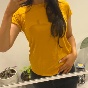 Gul t-shirt - Säljer en enkel och stilren gul t-shirt med korta ärmar. Perfekt för en avslappnad look. Passar bra till jeans eller shorts.