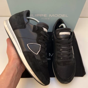 Philip model skor  - Philip model skor i storlek 41 passar 42 Skick 8/10 Pris 599kr obs endast skorna ingår. Fraktar spårbart med PostNord eller instabox 