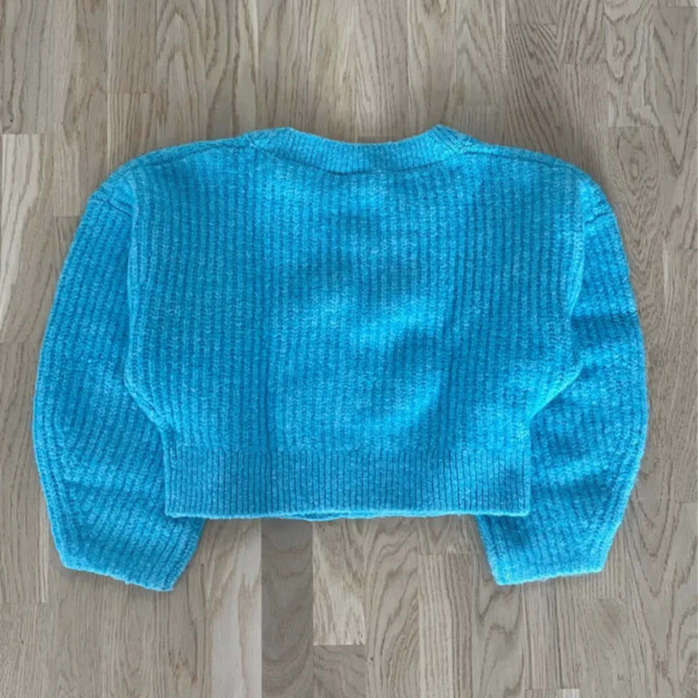 Stickad oversized ulltröja i modellen Hillevi Cardigan från Weekday. Inga fläckar, lösa trådar, nopprigt tyg eller andra skavanker.. Neuletakit & Villapaidat.
