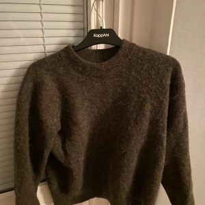 Brun  ulltröja från Samsøe Samsøe - Säljer en stilren brun  i storlek t S ulltröja från Samsøe Samsøe. Tröjan har en klassisk rund hals och långa ärmar, perfekt för kyligare dagar. Den är mjuk och bekväm, idealisk för både vardag och mer avslappnade tillfällen. Orginal priste är 1200. 