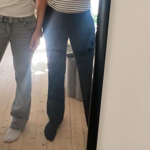  Kostymbyxor  -  Säljer dessa super fina kostymbyxor från Bikbok  i modellen vera. Jag är 171 och upplever dem lite korta. De är lite noppriga vid fickorna men det är inget man tänker på! Annars jättefint skick❤️