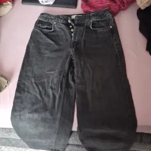 Säljer ett par snygga svarta jeans från Selected Femme. De är i straight fit och gjorda av 100% ekologisk bomull, vilket är både bekvämt och miljövänligt. Perfekta för en avslappnad stil!