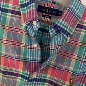 Färgglad rutig skjorta från Ralph Lauren - Säljer en superfin och färgglad rutig skjorta från Ralph Lauren i storlek M.   Den är använd en gång! Väldigt bra skick.