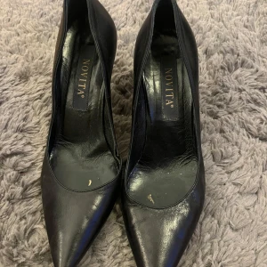 Svarta klackskor  - Svarta klackskor med några defekter 