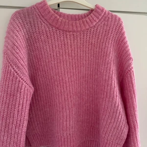 En stickad rosa tröja - Den är använt två gånger och har bra skick. Köpte den för 360kr säljer den för 250kr. Priset går att diskuteras alltid.