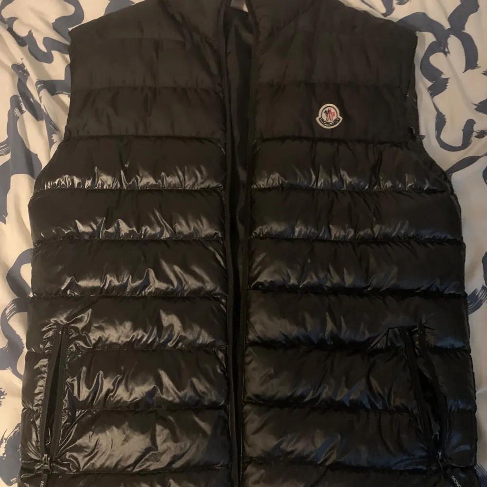 Svart moncler väst. Storlek L men passar M. Svin bra skick för priset!😃 ställ gärna frågor. Jackor.