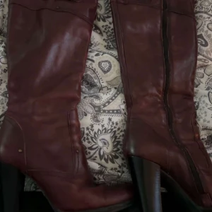 mörk röda klackar !! - vin röda boots med klack!! klacken är 10 cm, de är lite washed out färg!!