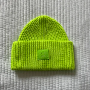 Acne Mössa - Säljer nu min acne mössa som inte kommer till användning längre. Har knappt använt den så den är fint skick!🤩
