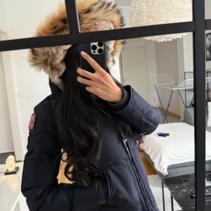 Parajumpers longbear  - Jag säljer nu min blåa parajumper jacka i modellen longbear. Sparsamt använd i knappast en vinter. Köpt år 2021 på Johnells. Har tyvärr inget kvitto kvar men det går att se via tag att den är äkta. Kan både mötas upp och frakta. Jackan är mörkblå.