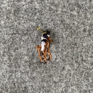 Grå halsduk från Polo Ralph Lauren - Säljer en superfin grå halsduk från Polo Ralph Lauren. Den är i 100% ull och har en klassisk design med fransar i ändarna. Perfekt för att hålla sig varm under höst och vinter. Den är i nyskick och har den ikoniska Polo-loggan broderad i ena hörnet. Mått: 173 cm x 35 cm. Tillverkad i Italien.