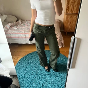 Cargobyxor - Gröna, lågmidjade cargobyxor från brandy Melville! Så coola, lågmidjade och lätt utsvängning i benen!💚😍