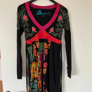Klänning Desigual - Klänning från Desigual!  Storlek M  Går av knyta där bak