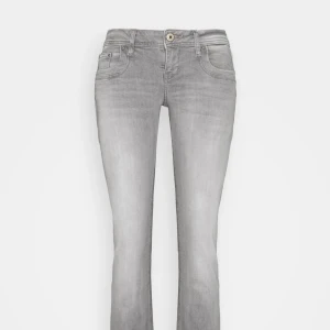 Grå ltb jeans valerie  - Så fiiina gråa ltb jeans, nyskick! Storleken är 29/32 MEN dom är insydda lite i midjan så de passar mer en 27. Däremot kan jag enkelt sprätta upp den sömnen ifall man vill ha de i 29/32. Kan även tänka mig byta mot 26/32 Elr 26/30