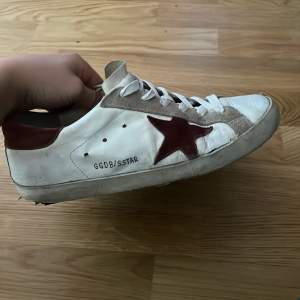 Tja. Säljer dessa Golden goose. Skick 5/10 ganska användna men har fortfarande kvar att ge. Skicka ett pm om du har en fundering. Kom med bud