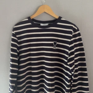 Ami tröja - Hej!  Jag vill sälja denna fina tröja Jag har haft den i cirka 1 år men har växt ur den efter typ 2 månader, så har andvänt den cirka 10ggr Den är i väldigt fint skick Passform: M