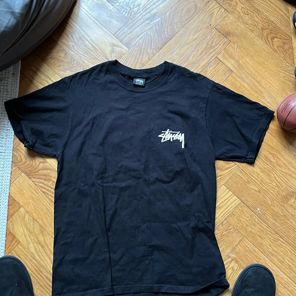 Säljer min väldigt feta stussy stockholm t-shirt pga för stort pris kan diskuteras väldig sälsynd. T-shirts.