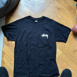 Stussy stockholm  - Säljer min väldigt feta stussy stockholm t-shirt pga för stort pris kan diskuteras väldig sälsynd