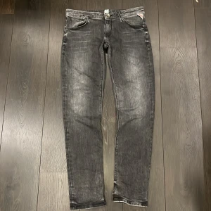 Grå jeans från Replay - Säljer ett par sköna grå jeans från Replay, passformen är slim fit. Nypris är runt 1000 och pris går att diskuteras, jag säljer för jag har knappt använt dom då dom är aningen för stora för mig.